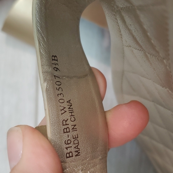 Cole Haan Womens T strap Gold Bow Sandals Flats Flip flop shoes sz 9.5B - Picture 10 of 10